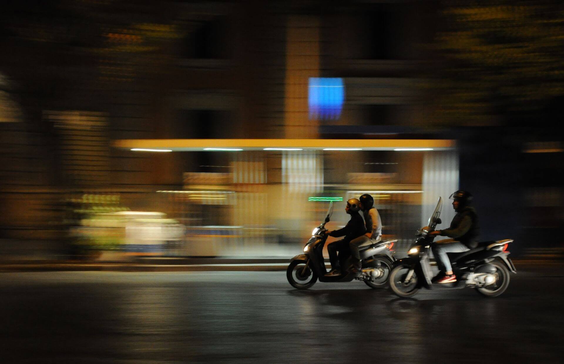 Mopedkörkortsutbildning på Kullens Trafikskola med teori och praktisk körning för EU-moped